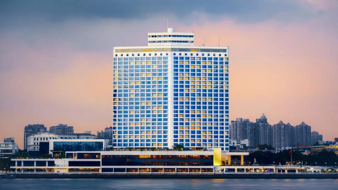 坐落在广州沙面岛的白天鹅宾馆于1983年建成,这是中国对外开放后第一